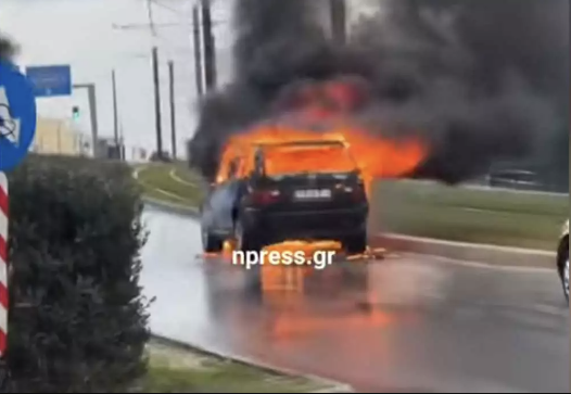 Πυρκαγιά σε Ι.Χ όχημα στη λεωφόρο Ποσειδώνος στο ρεύμα προς Γλυφάδα